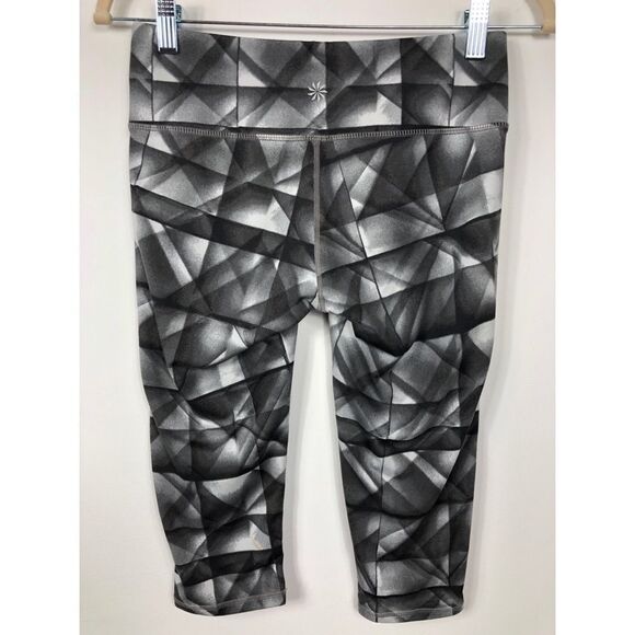 Athleta Diamond Chaturanga Knocker Capri pant, size small - Picture 3 of 10